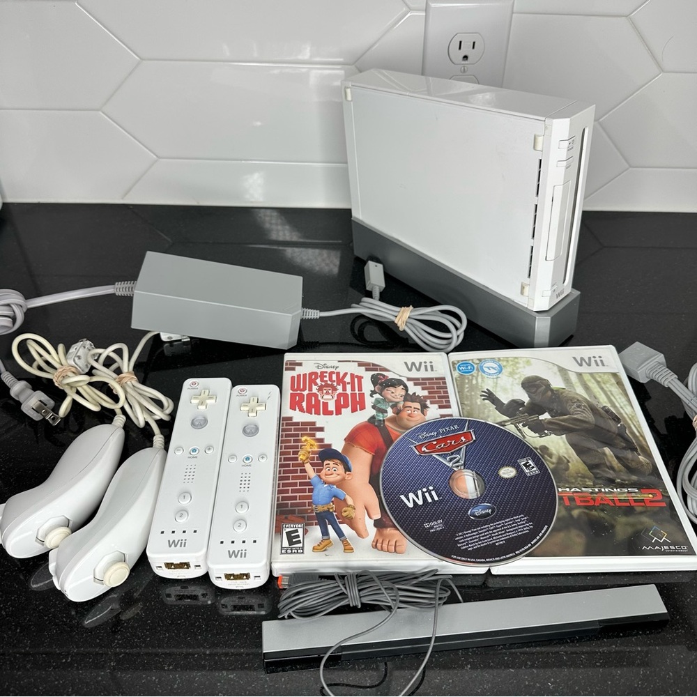 Nintendo Wii Console (RVL-001) and Controller Bundle w/ games TESTED
